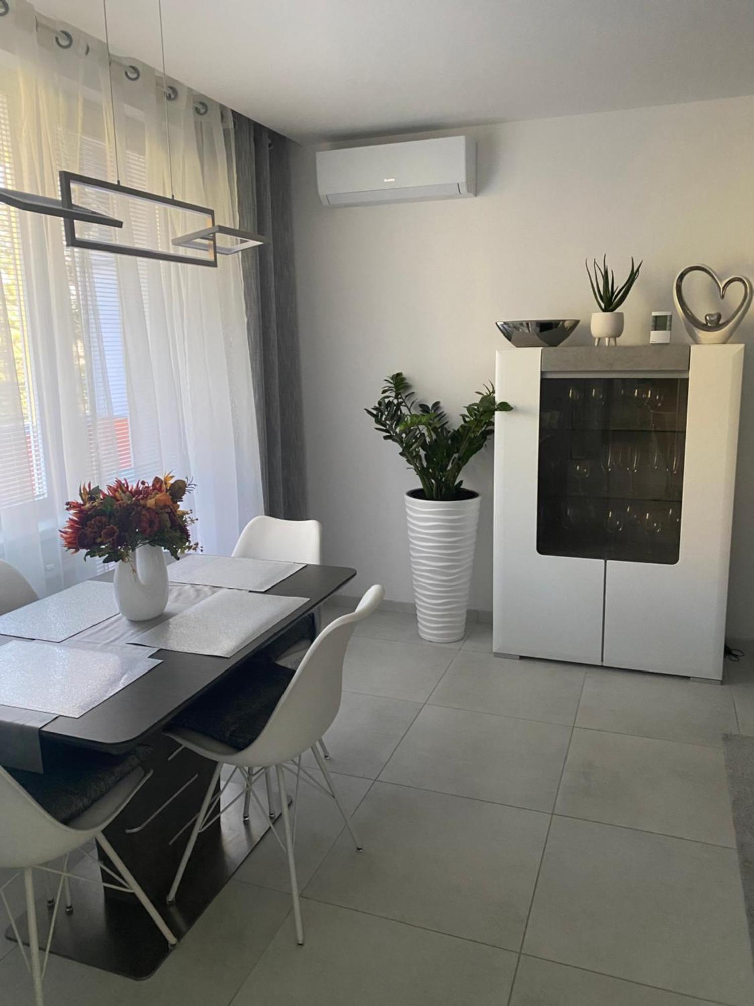 Apartman นิตรา ภายนอก รูปภาพ